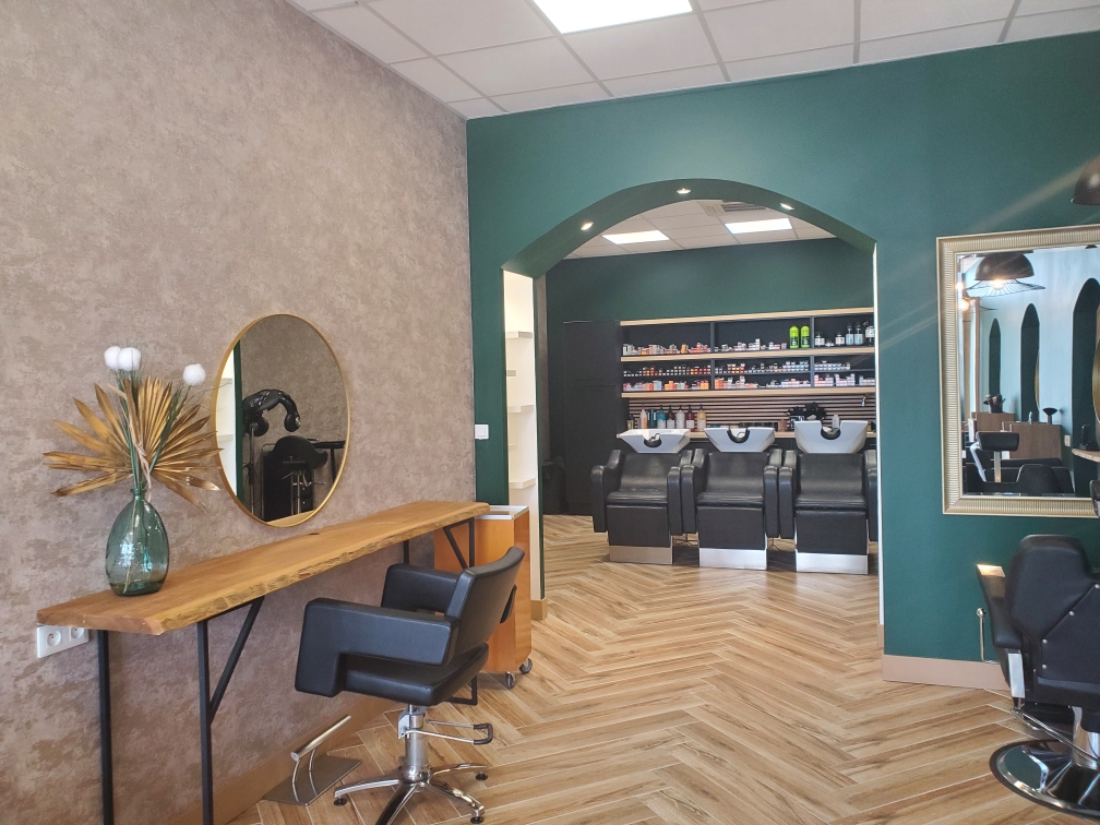 Poste de coiffure avec miroir rond et table bois