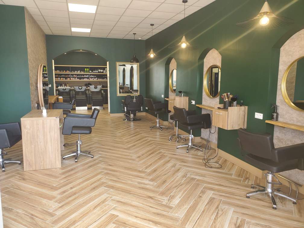 Vue d'ensemble du salon avec postes alignés