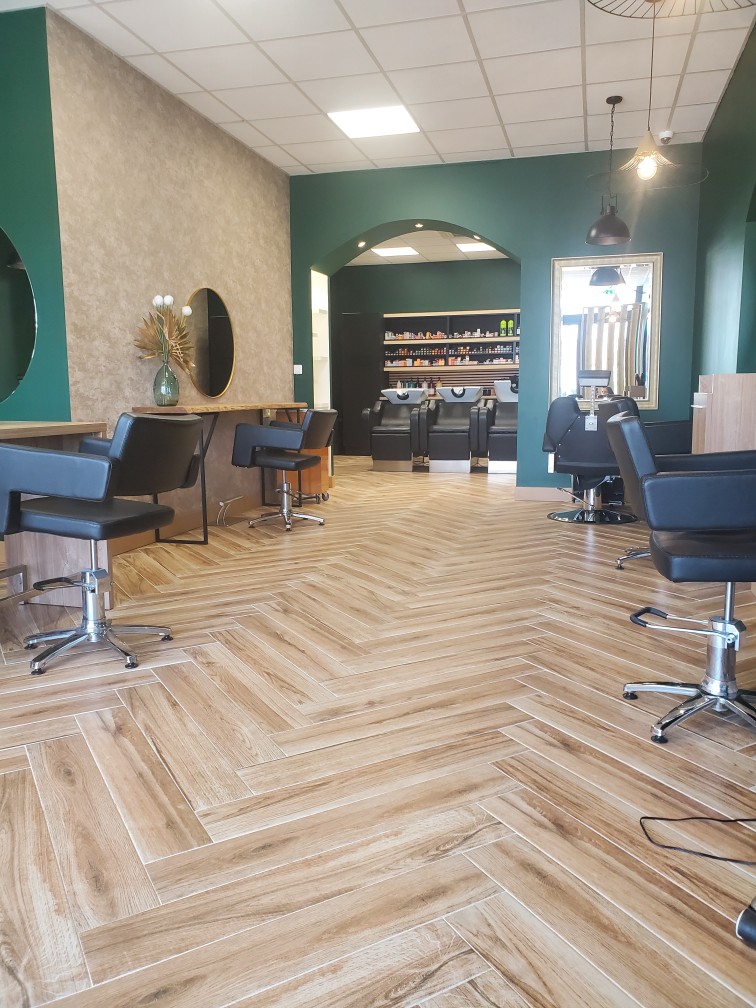 Espace lumineux avec sol en chevrons