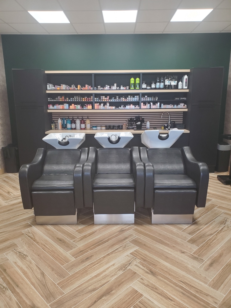 Bacs à shampoing devant étagères produits